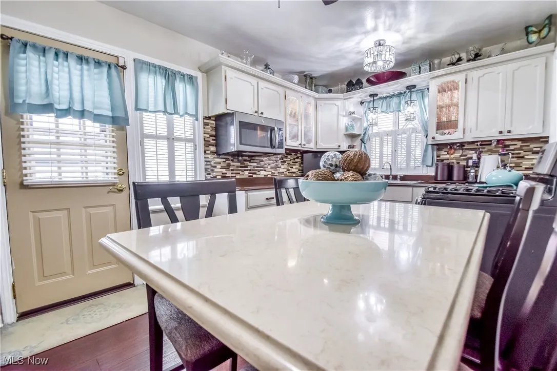 Eat-in with bamboo flooring