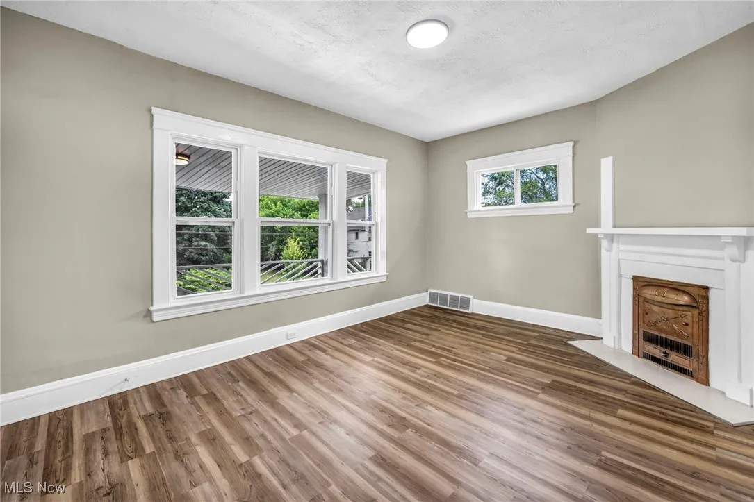 Unit 2- upstairs 2 bed/1 bath