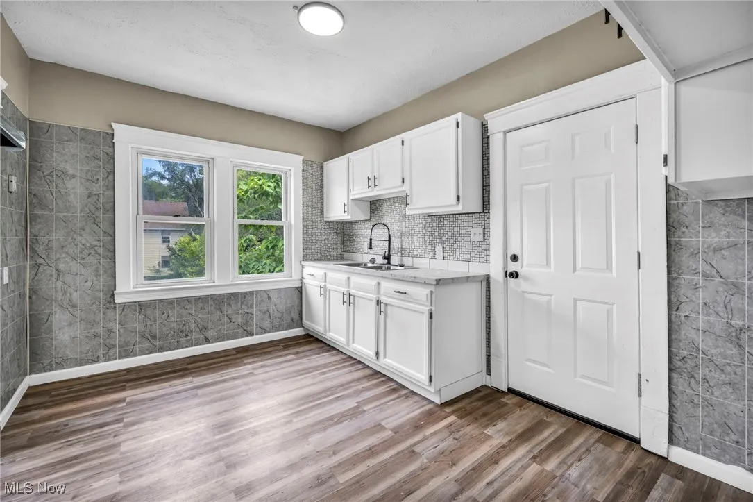 3rd unit - 1 bed/1 ba