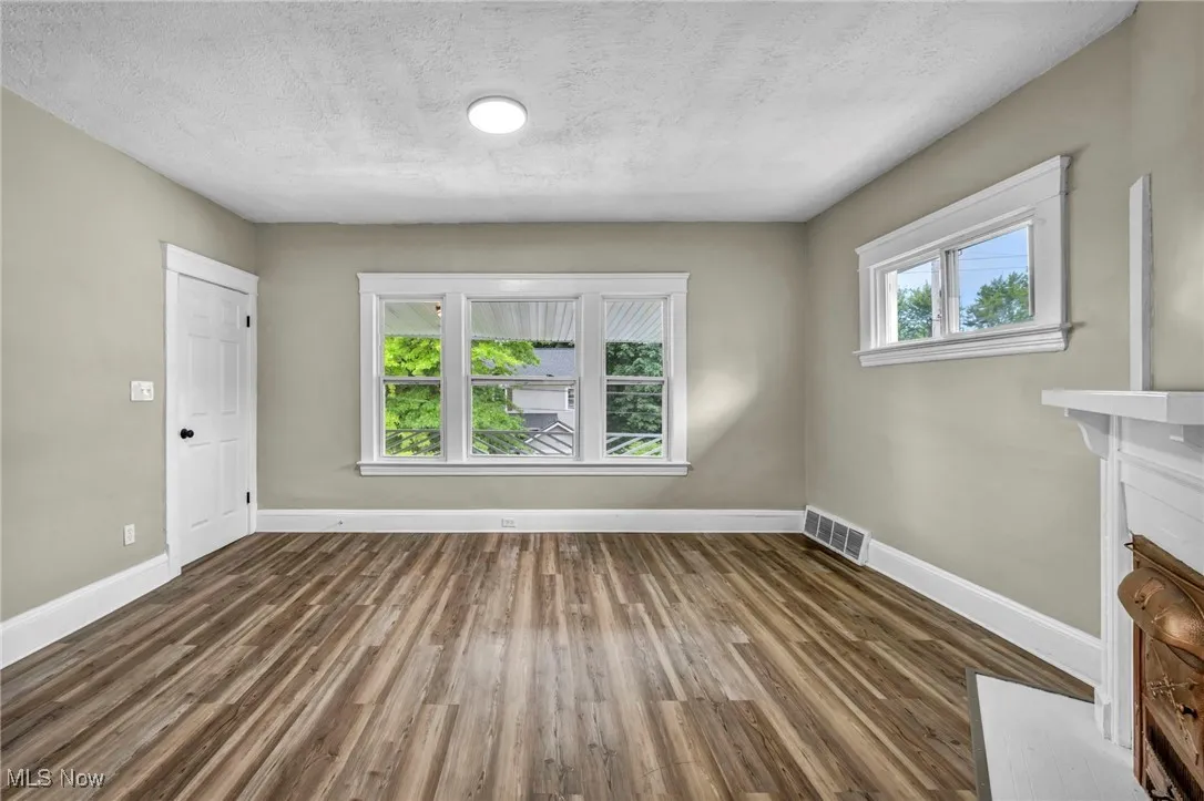 Unit 2- upstairs 2 bed/1 bath