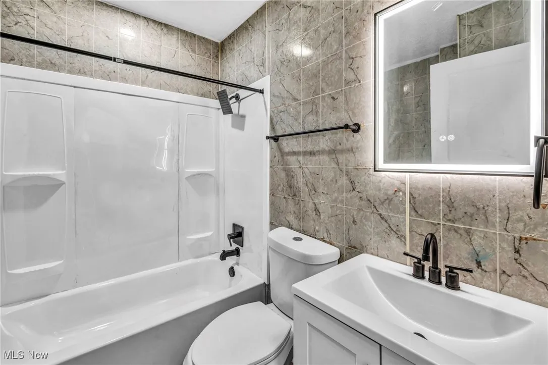 Unit 2- upstairs 2 bed/1 bath
