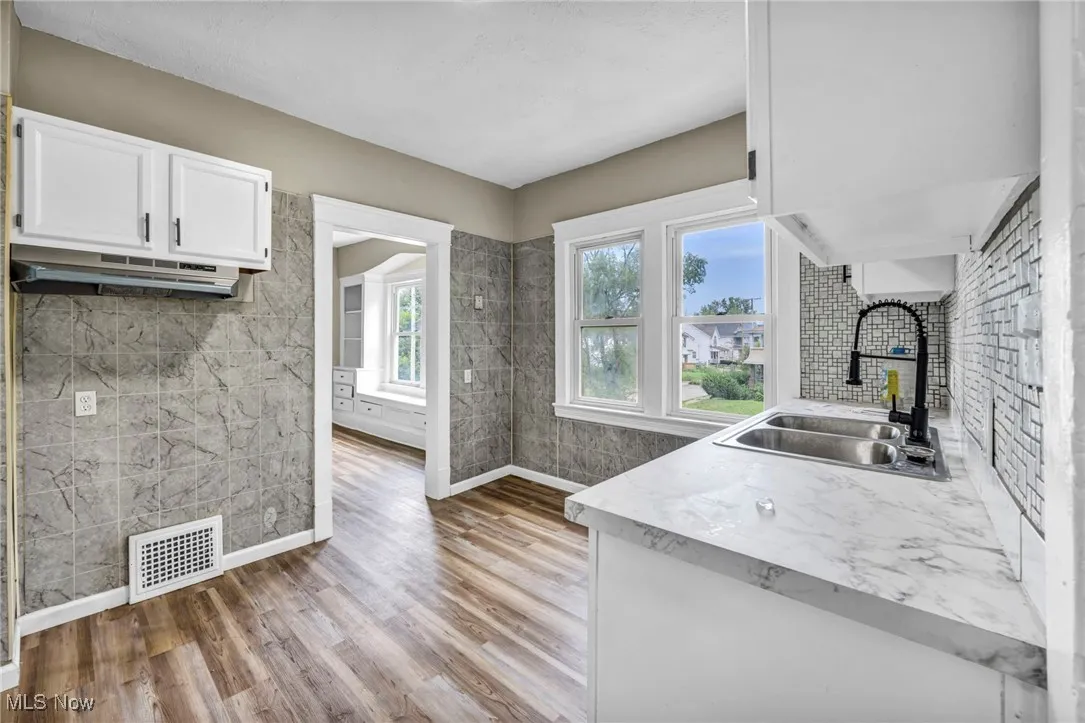 Unit 2- upstairs 2 bed/1 bath