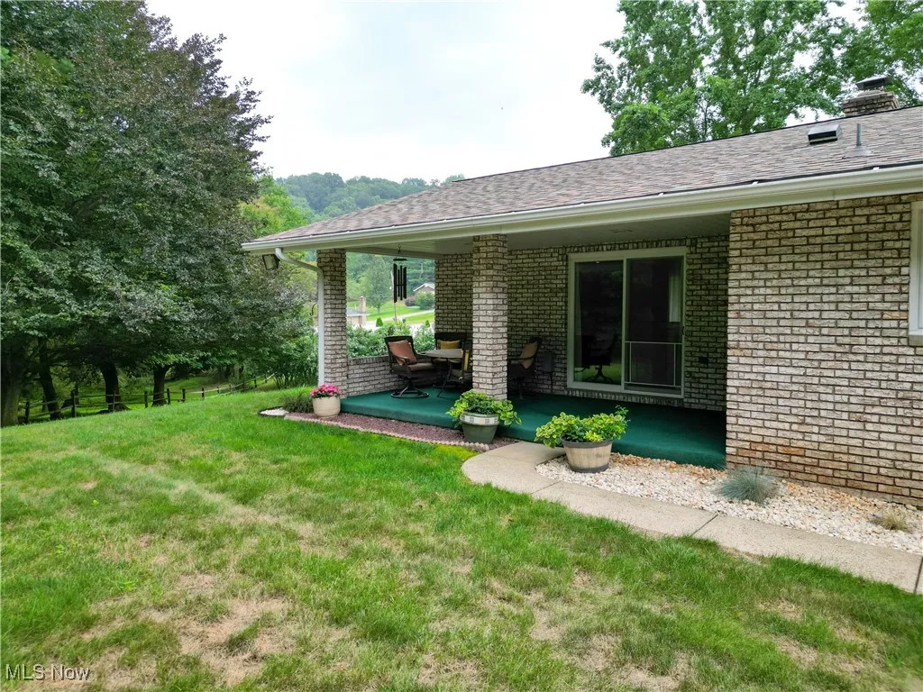 View of grassy yard