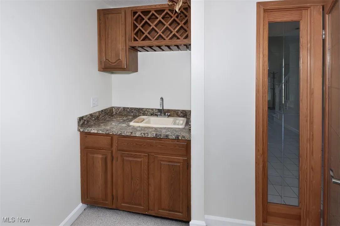 Indoor wet bar with baseboards