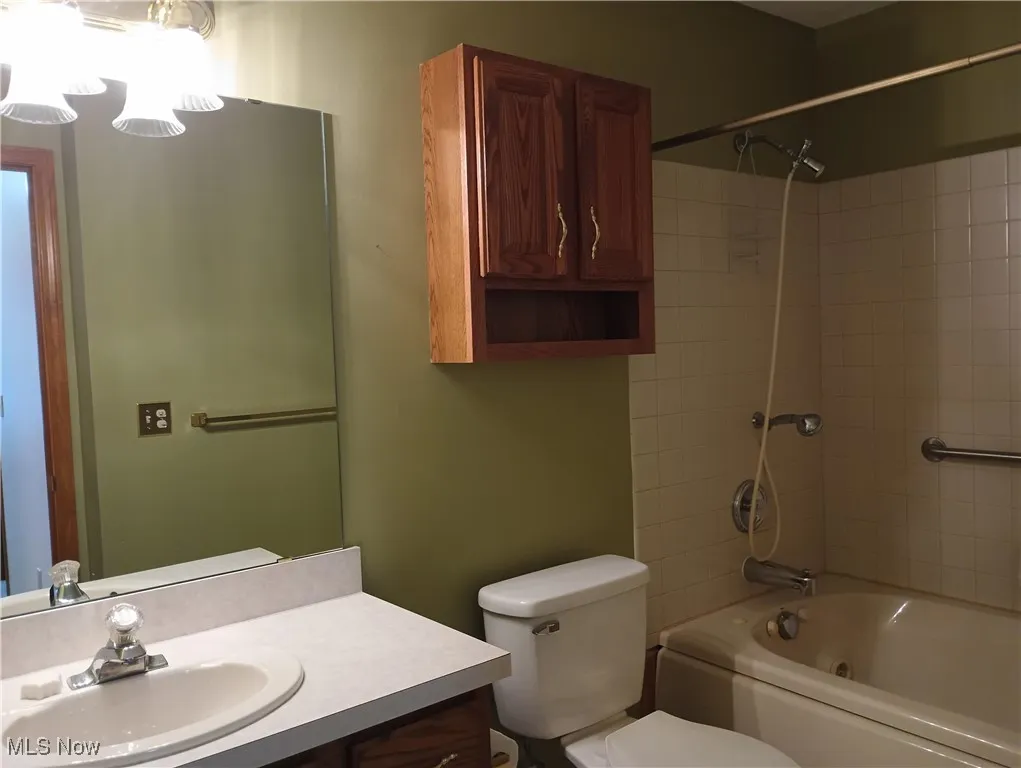 Full bath with vanity and tub / shower combination