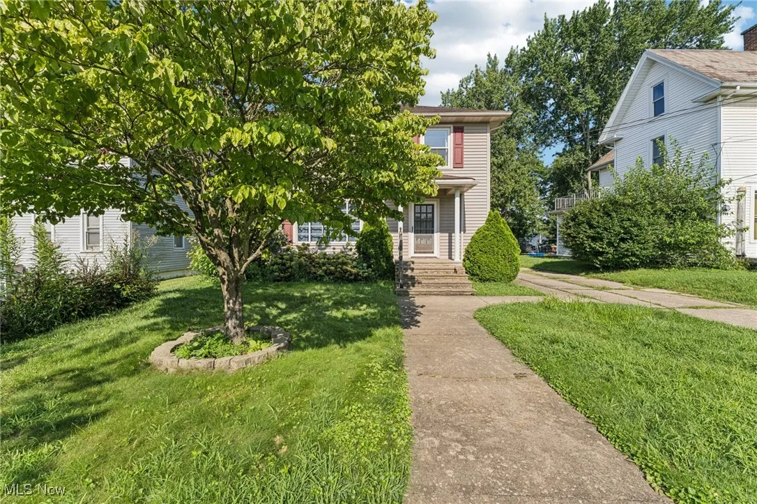 View of front facade with a front yard