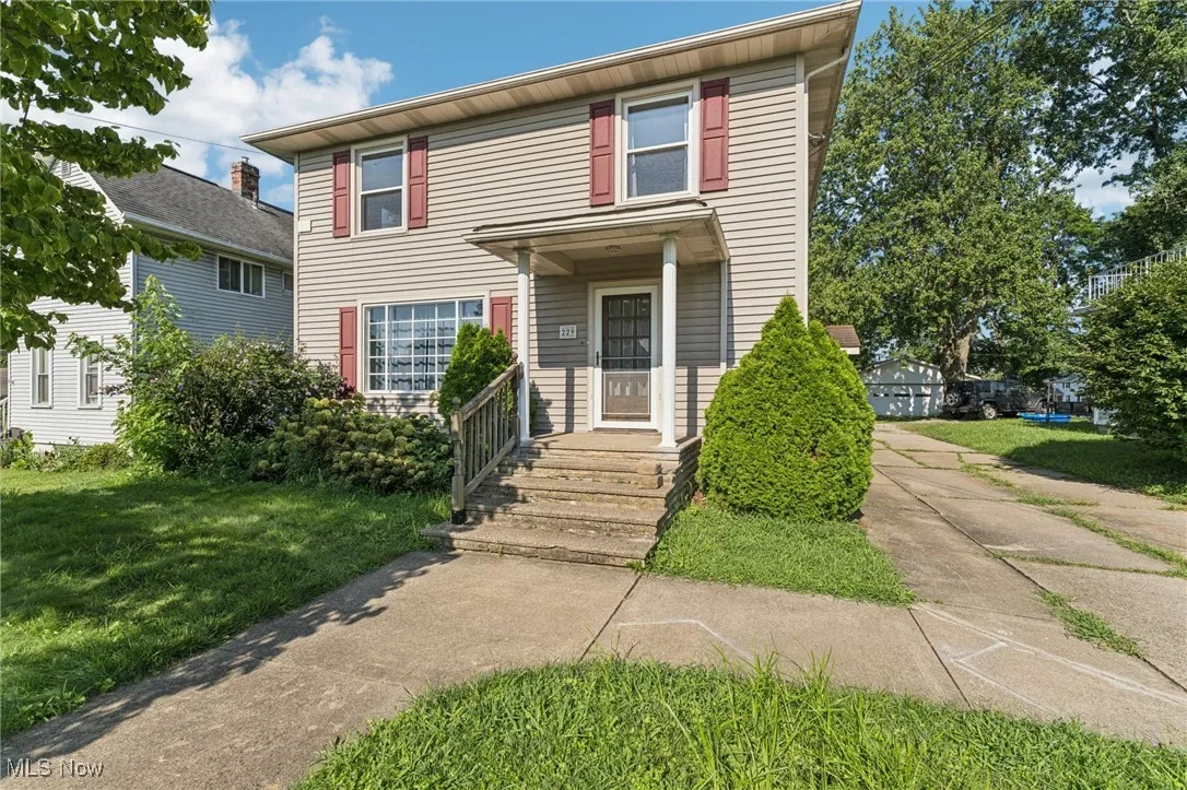 View of front of property featuring a front yard