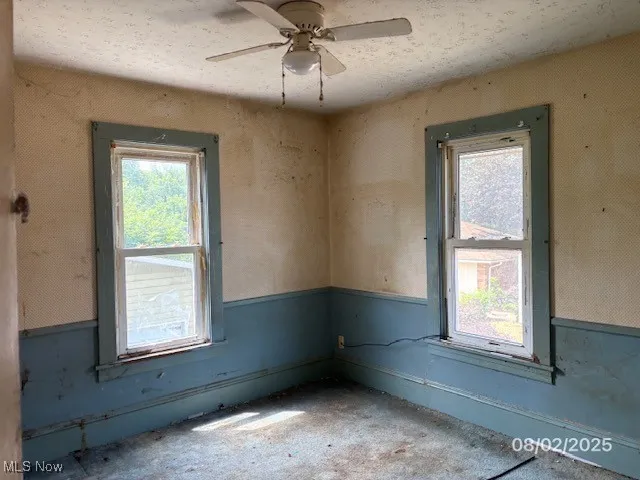 Empty room with ceiling fan