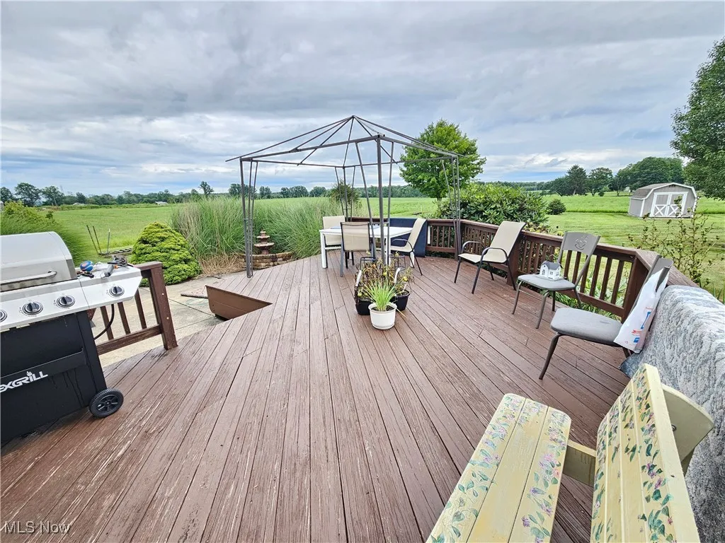 Deck & outdoor space