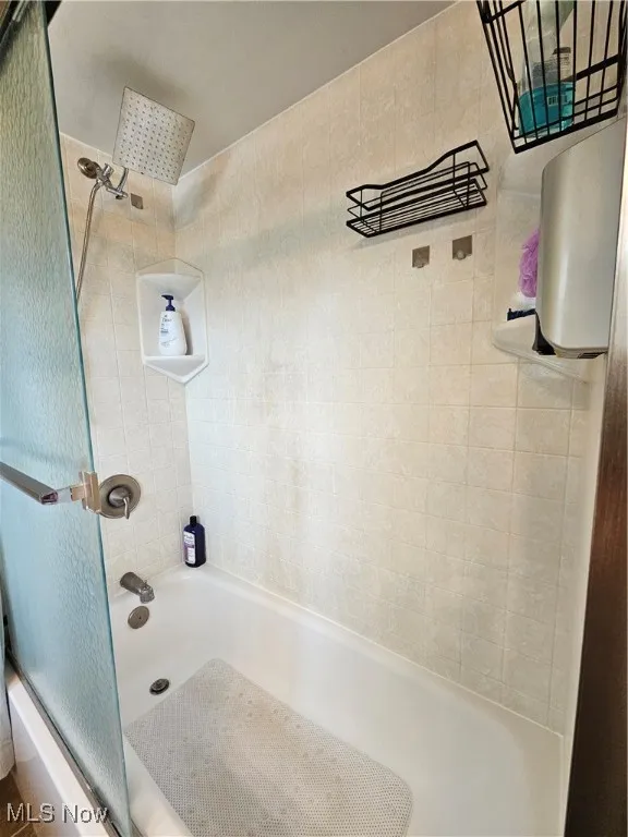 Bathroom with shower / bathtub combination
