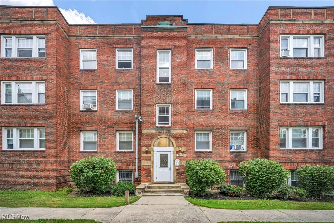 View of apartment building / complex