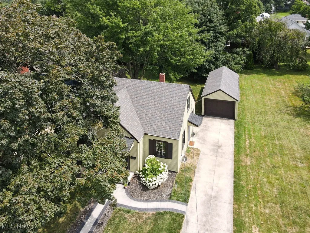 Aerial view of property and surrounding area