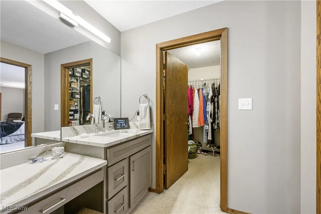 Ensuite bath in owners suite with generous walk-in closet