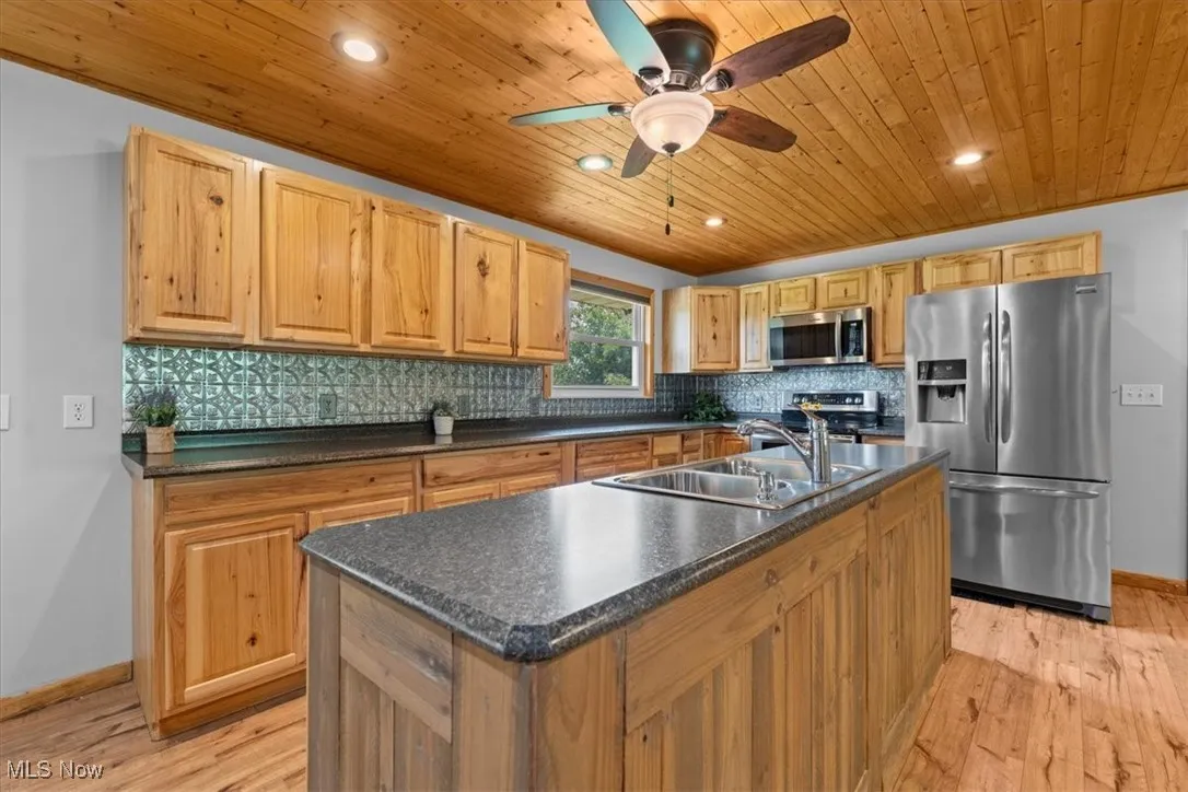 Ample counter & cabinet space