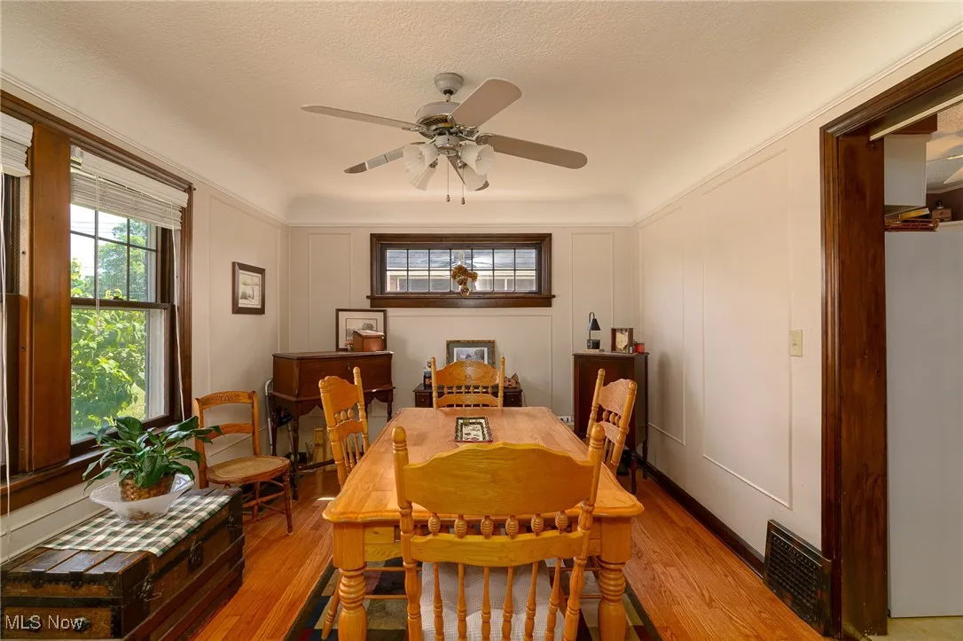 huge dining room ideal for entertaing or family gatherings