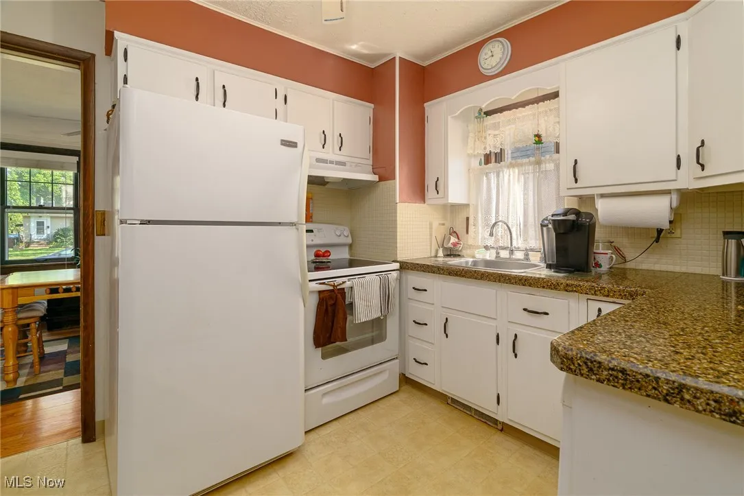 Beautiful clean kitchen with granite counters
