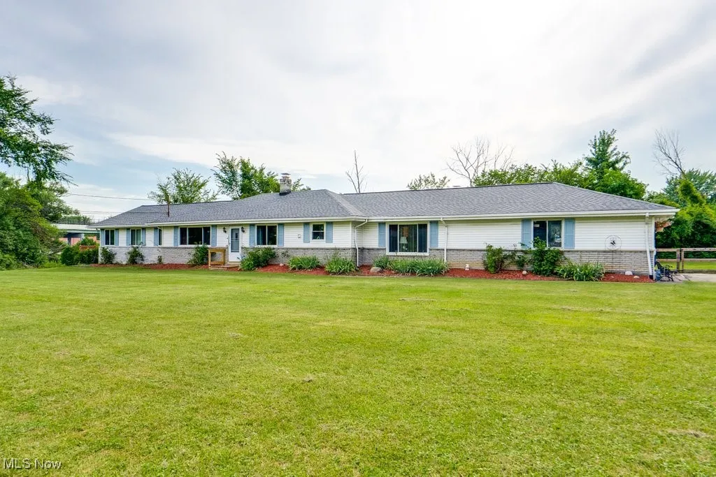 Ranch-style house with brick siding and a front yard