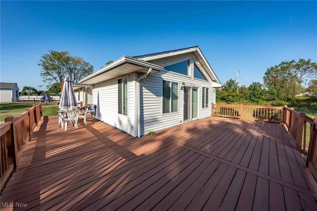 Deck featuring outdoor dining area