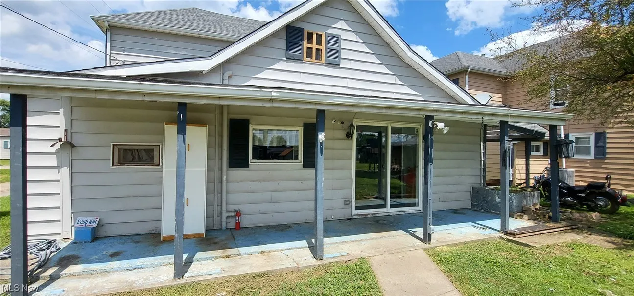covered rear porch/entry
