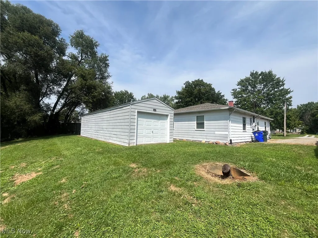 9323 garage side