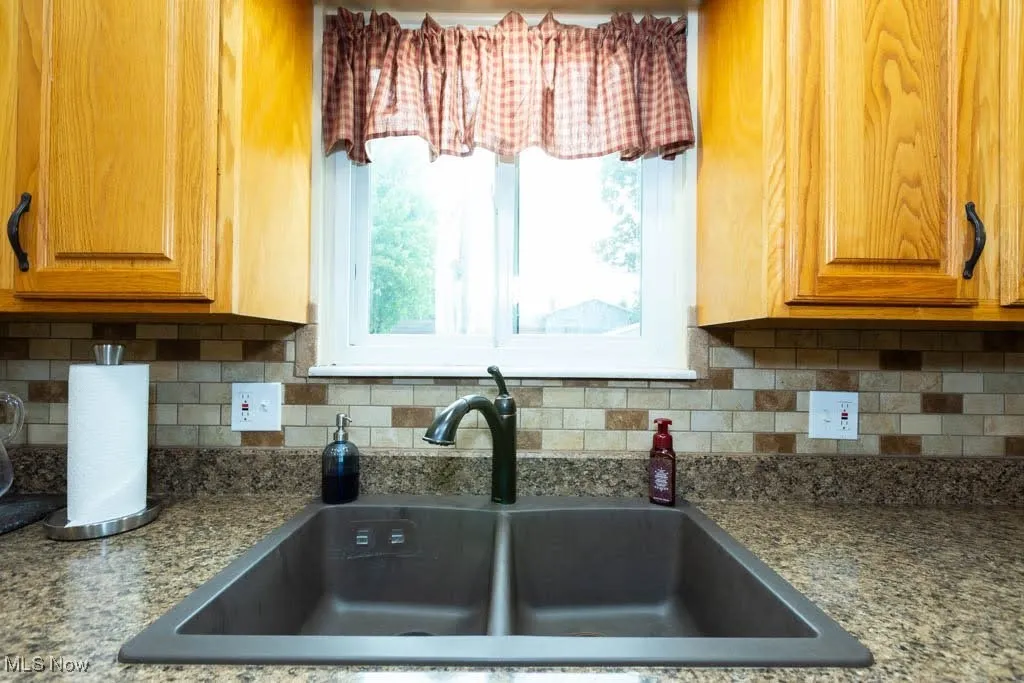 Kitchen with backsplash