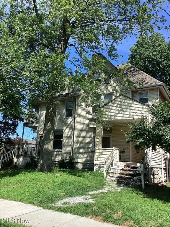 View of front facade with a front yard and covered porch