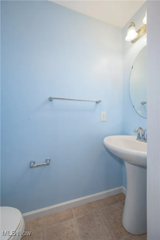 Main level 1/2 bath