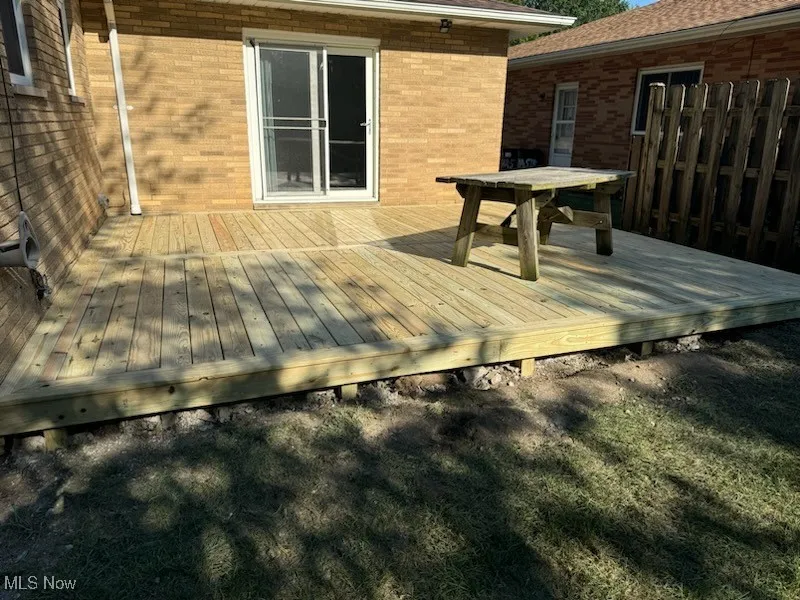 Deck with outdoor dining space