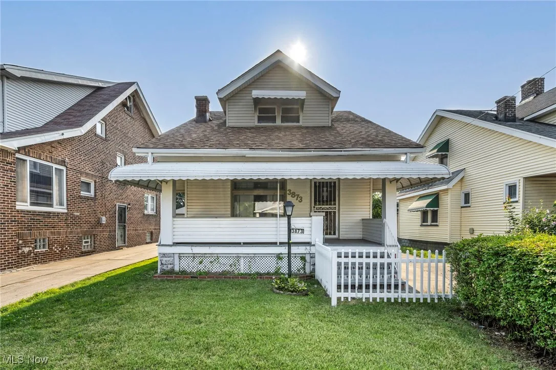 Cape Cod featuring a porch, a front yard, and a shingled roof.