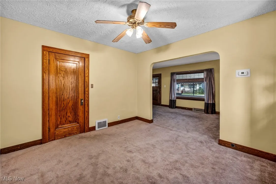 Dining room with ceiling fan.