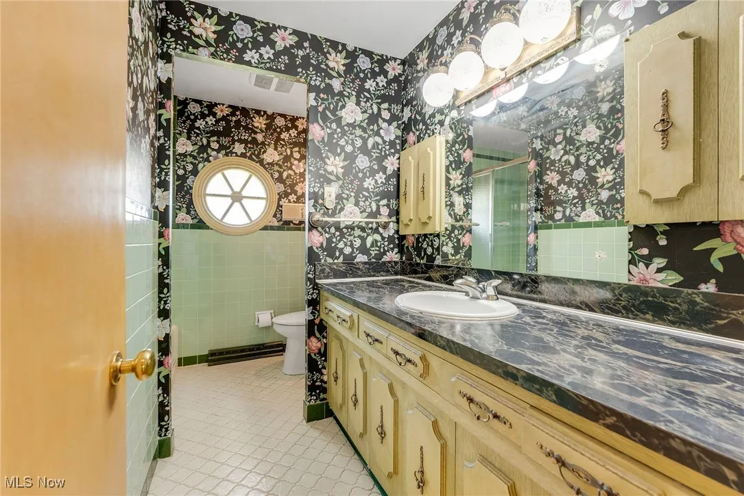 Full bath featuring a large tiled tub/shower combo