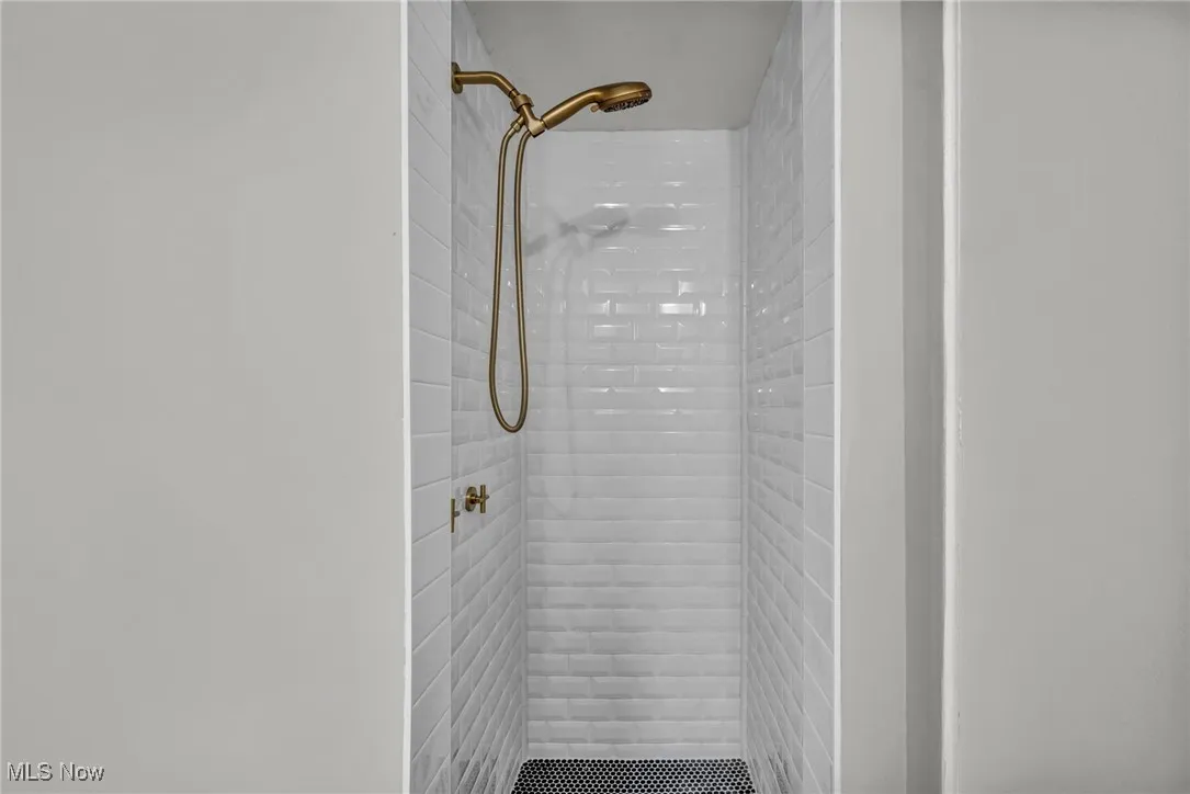 Bathroom featuring a tile shower
