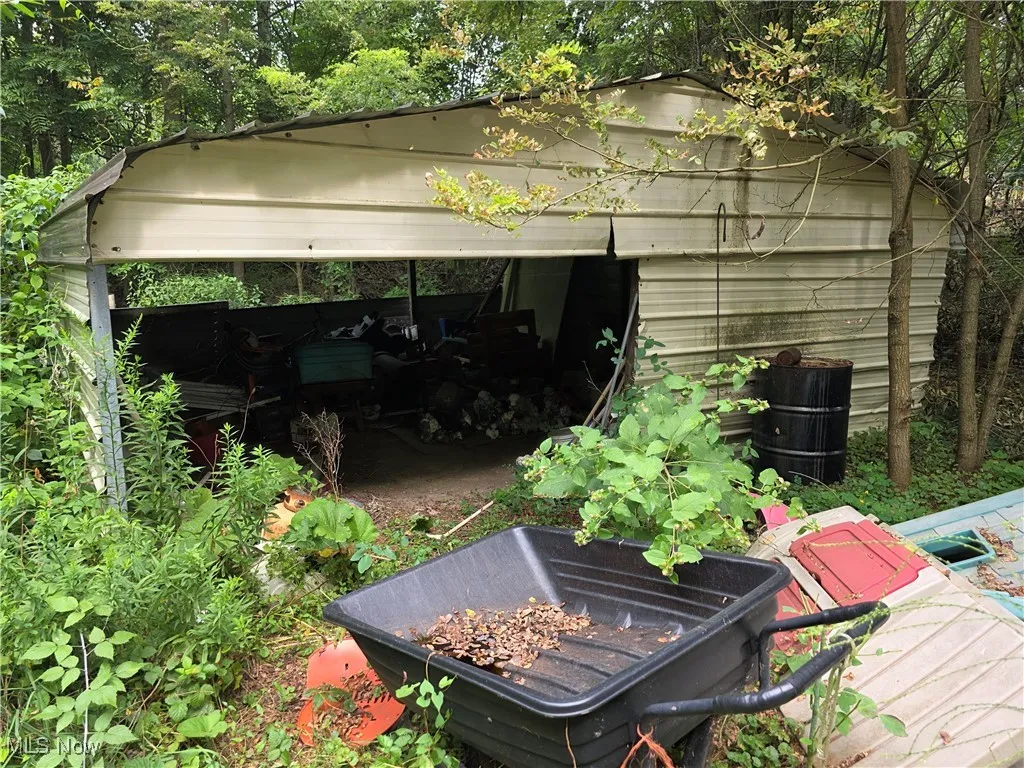View of yard featuring an outdoor structure