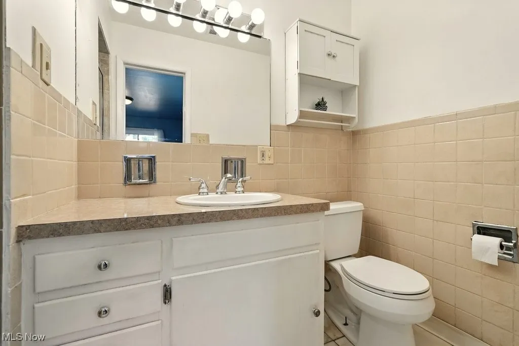 Full primary suite bathroom
