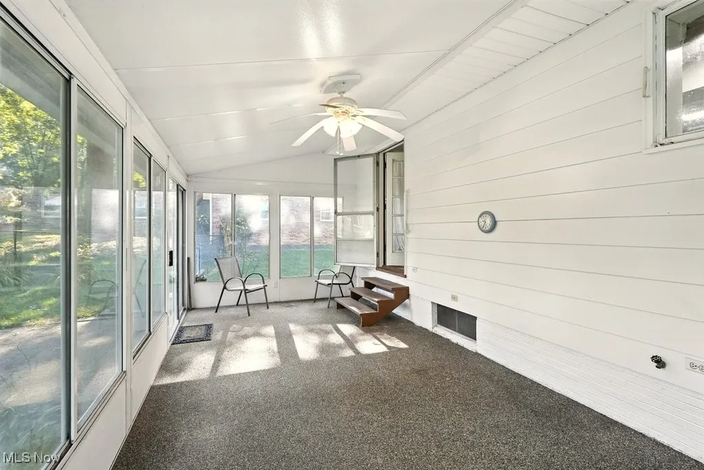 Sunroom / solarium, ceiling fan