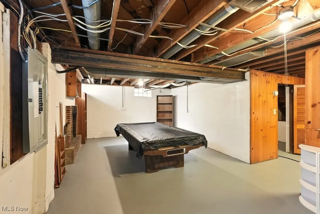 Recreation room with pool table