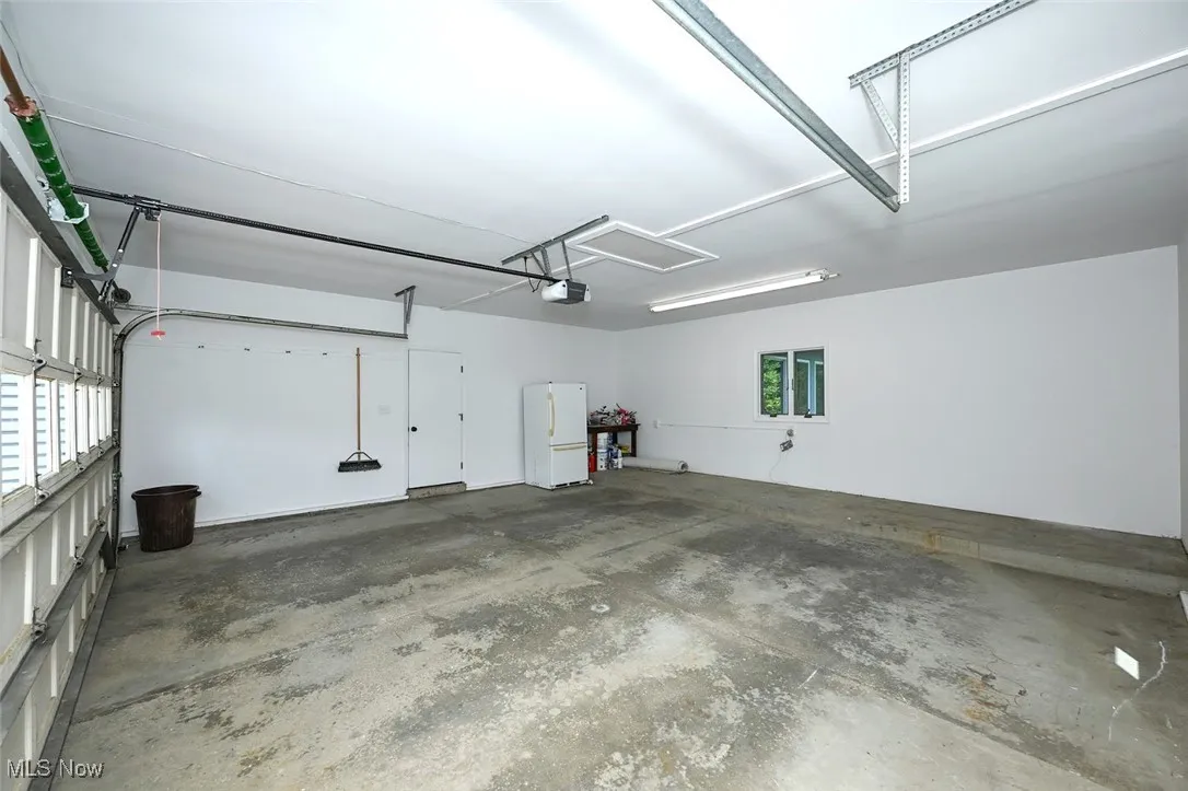 *LARGE GARAGE ~