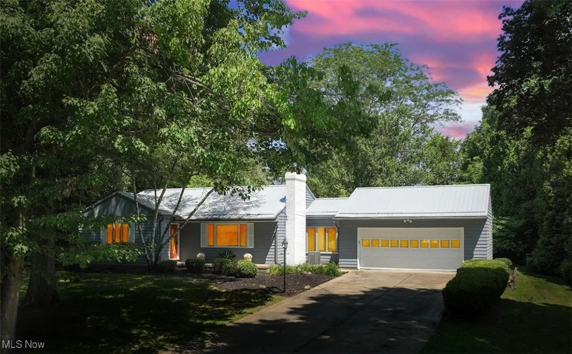 *HELLO GORGEOUS! WELCOME TO 351 N. MESSNER RD