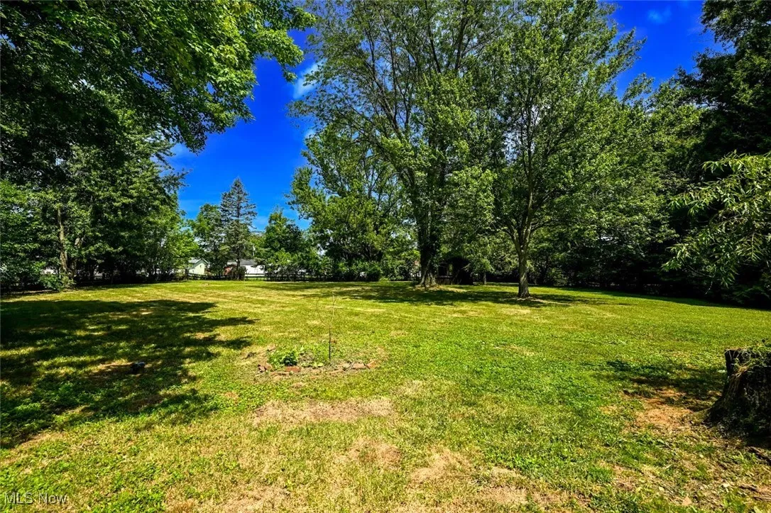 *LARGE YARD FLAT LAND PERFECT FOR FAMILY GATHERINGS AND SPENDING TIME OUTSIDE ~