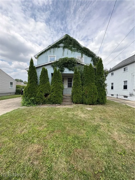 View of front of property featuring a front lawn