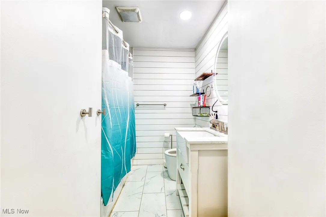 Full Bath 
(Main floor)