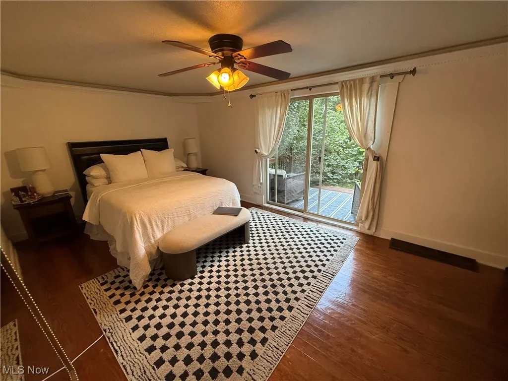 Bedroom with access to balcony