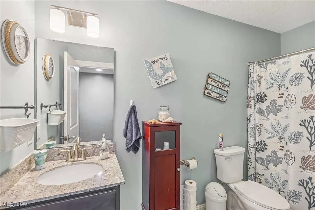 Lower level full bath
