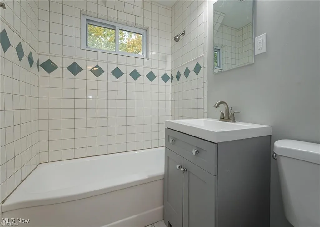 Bathroom with vanity and bathtub / shower combination