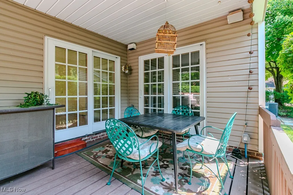 Deck with outdoor dining space