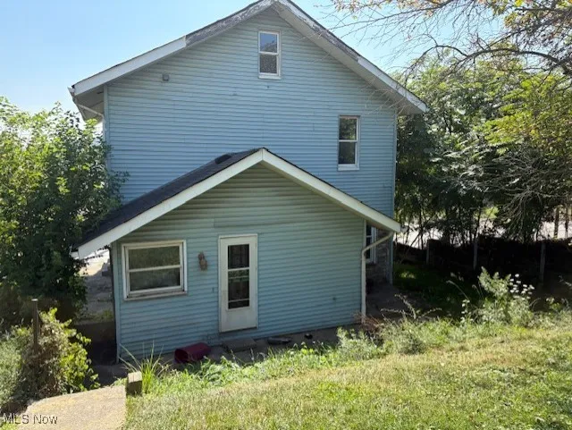 back of house featuring a lawn