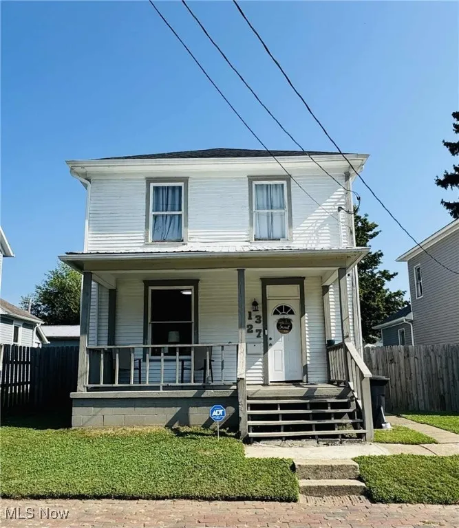 View of front facade with a porch