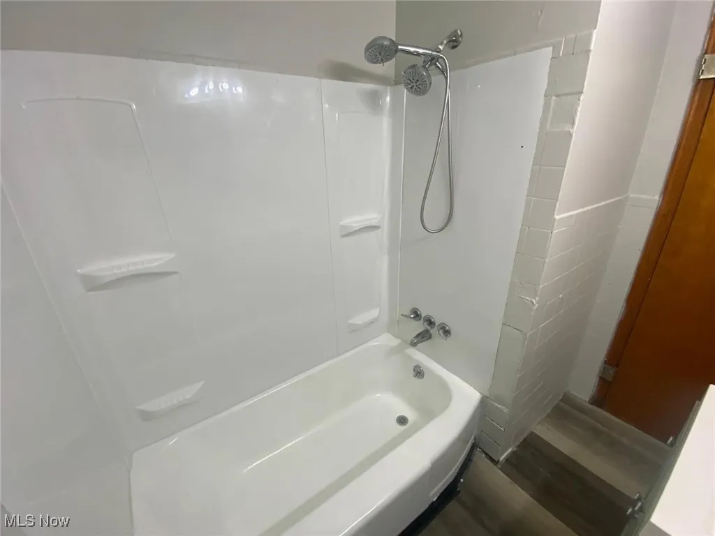 Full bath with shower / tub combination