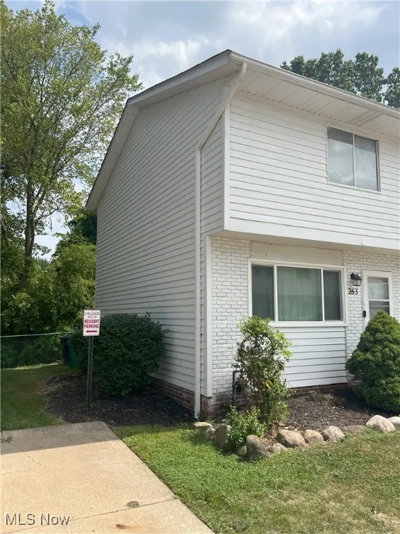 Side of end unit condo.