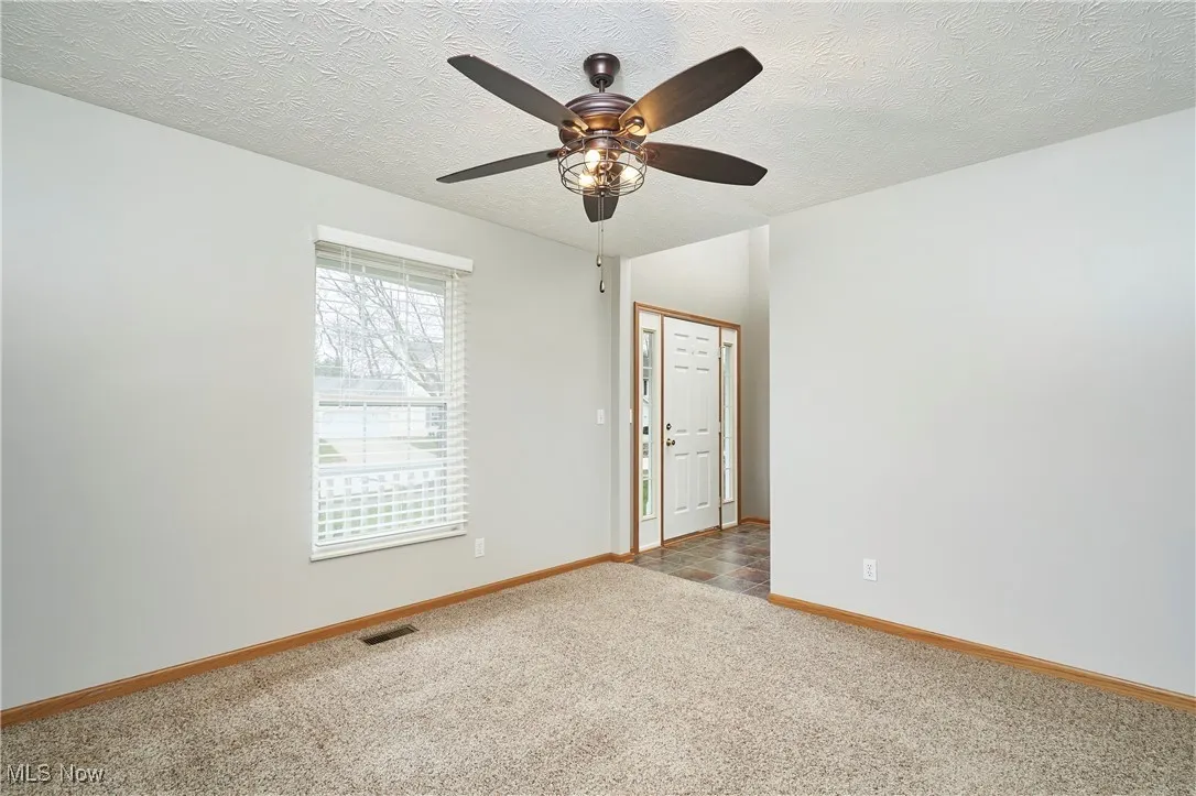 Dining room with ceiling fan